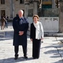 The King and Queen outside the Blue Mosque. (Photo: Lise Åserud, NTB scanpix)